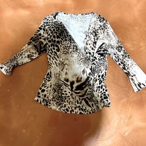 💜BOGO SALE💜 Dana Bachman vneck top.